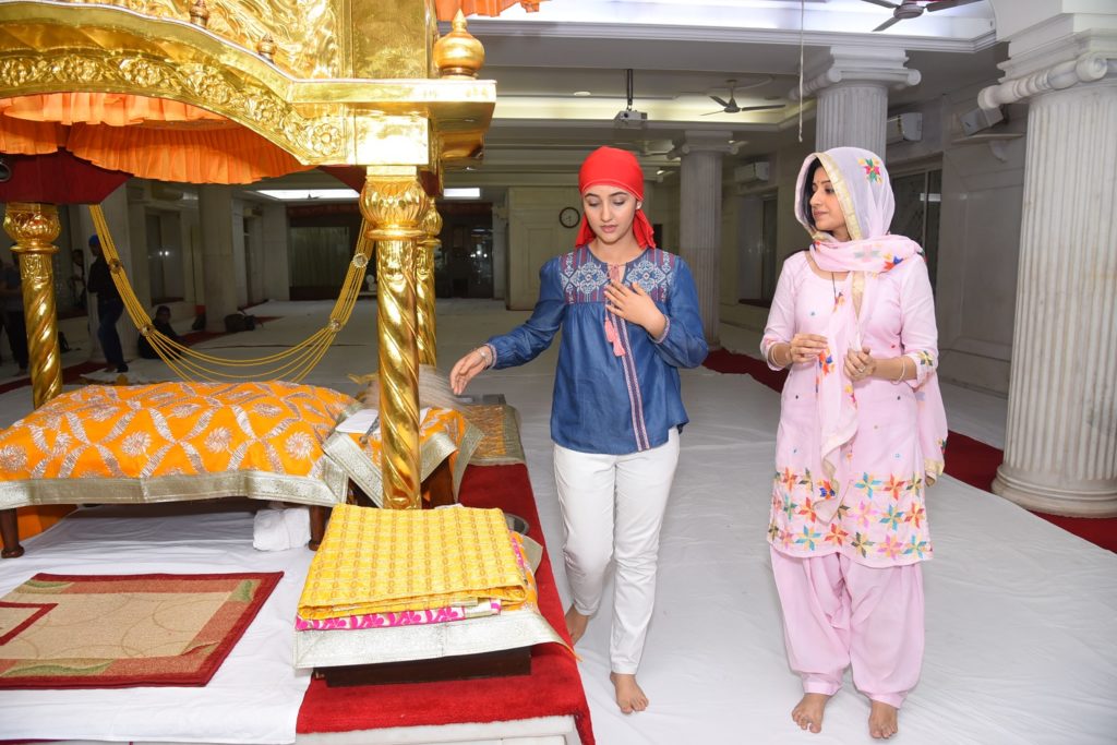 Patiala Babes’ Paridhi Sharma and Ashnoor Kaur seek blessings at a Gurudwara - 0