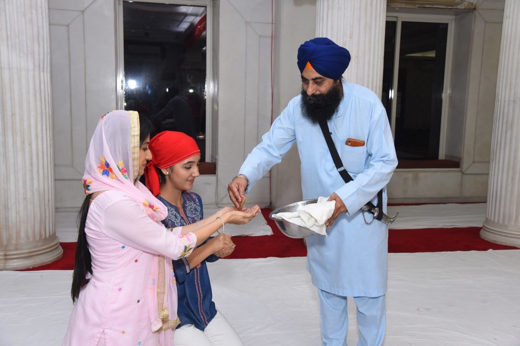 Patiala Babes’ Paridhi Sharma and Ashnoor Kaur seek blessings at a Gurudwara - 4