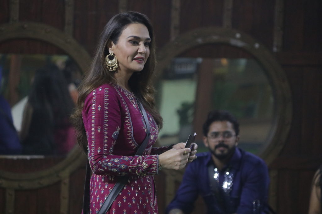 Preity Zinta meets Salman Khan in Bigg Boss 12 - 12