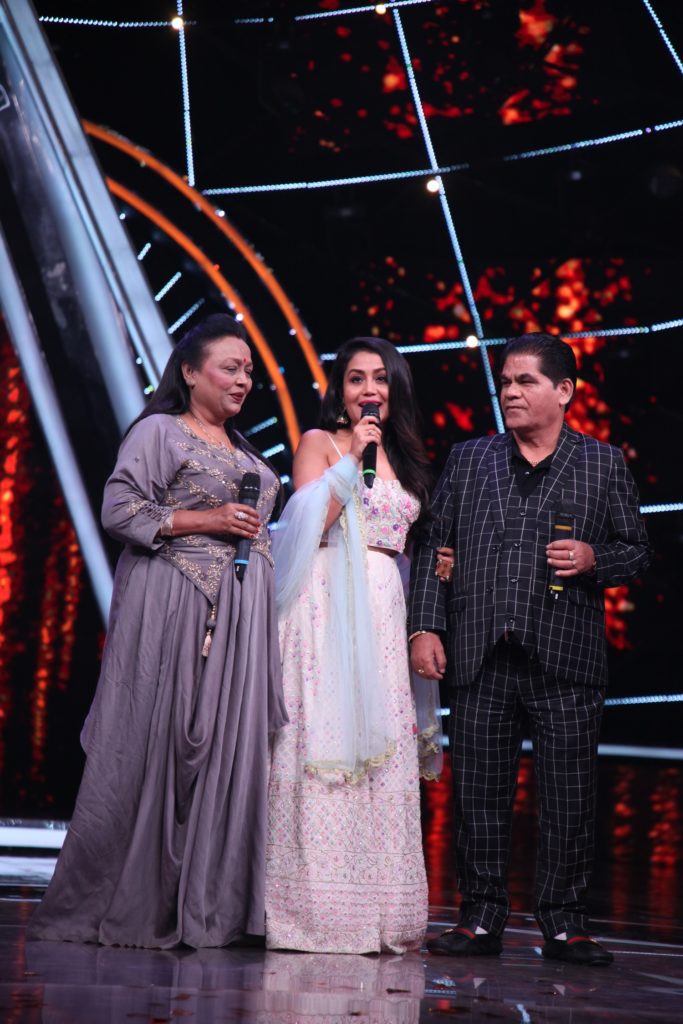 Sushant Singh Rajput and Sara Ali Khan on Indian Idol 10 - 2