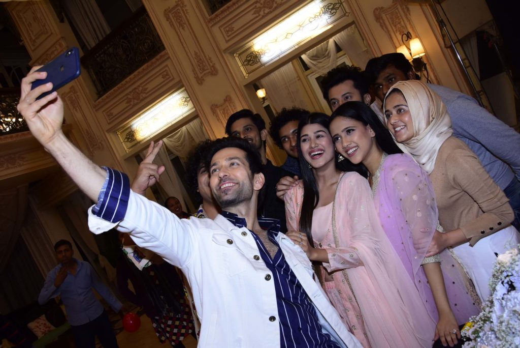 StarPlus: Fans surprise actor Nakuul Mehta for his birthday - 3