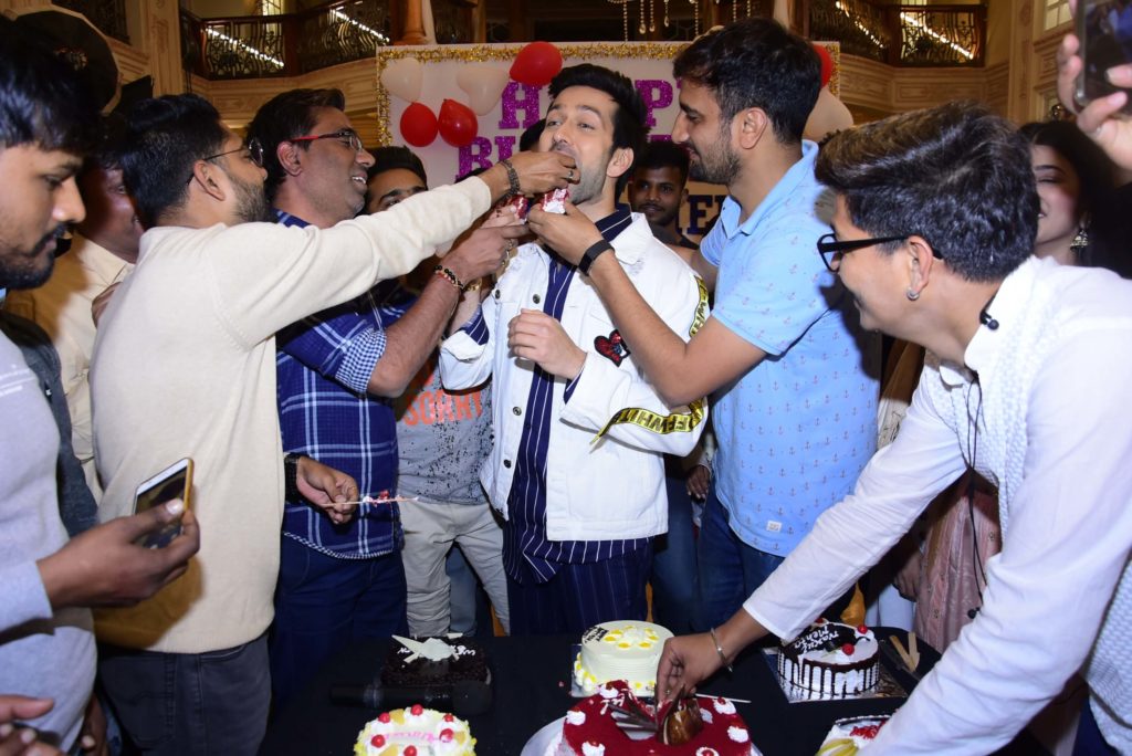 StarPlus: Fans surprise actor Nakuul Mehta for his birthday - 4