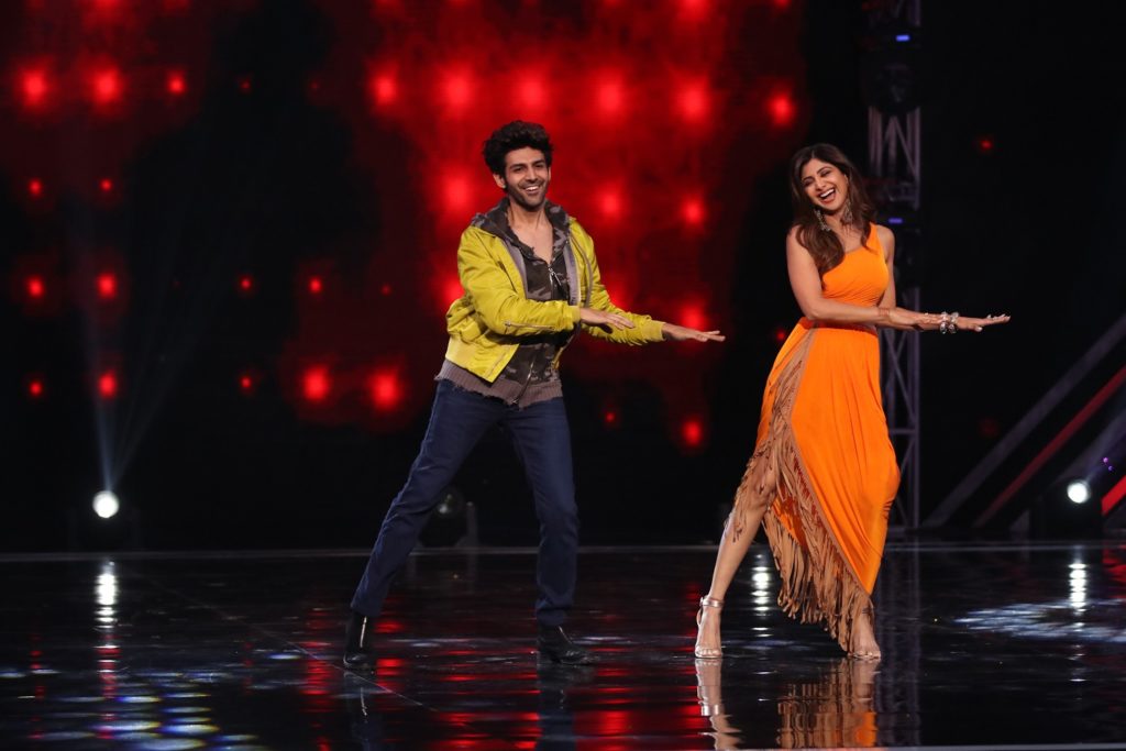 Luka Chuppi stars Kartik Aaryan and Kriti Sanon on Super Dancer Chapter 3 - 1