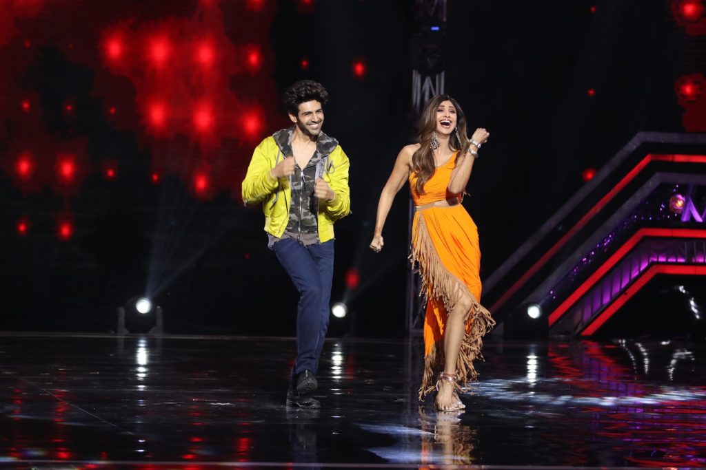 Luka Chuppi stars Kartik Aaryan and Kriti Sanon on Super Dancer Chapter 3 - 2