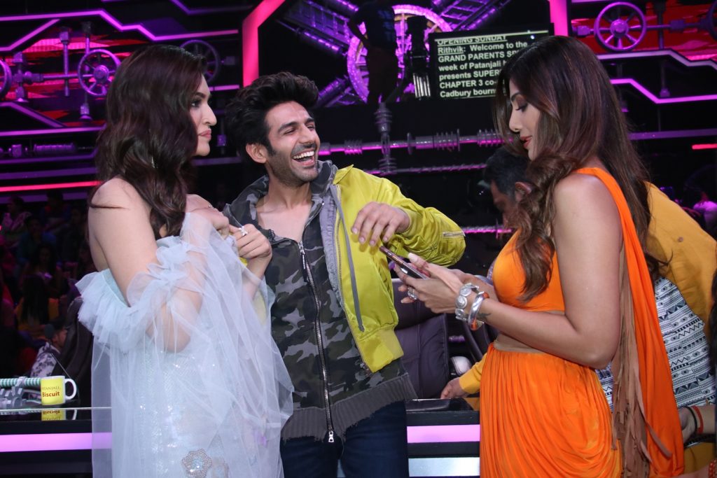 Luka Chuppi stars Kartik Aaryan and Kriti Sanon on Super Dancer Chapter 3 - 4