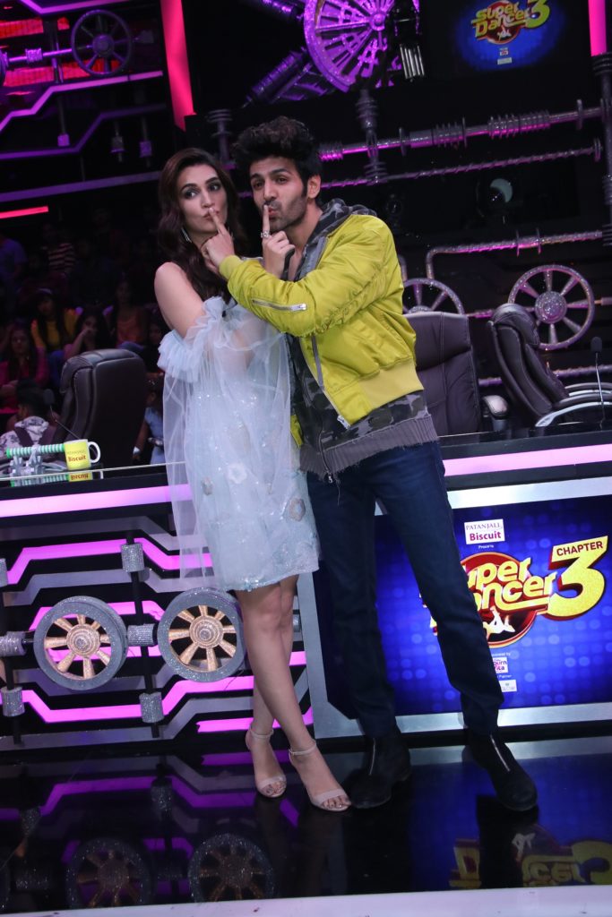 Luka Chuppi stars Kartik Aaryan and Kriti Sanon on Super Dancer Chapter 3 - 7