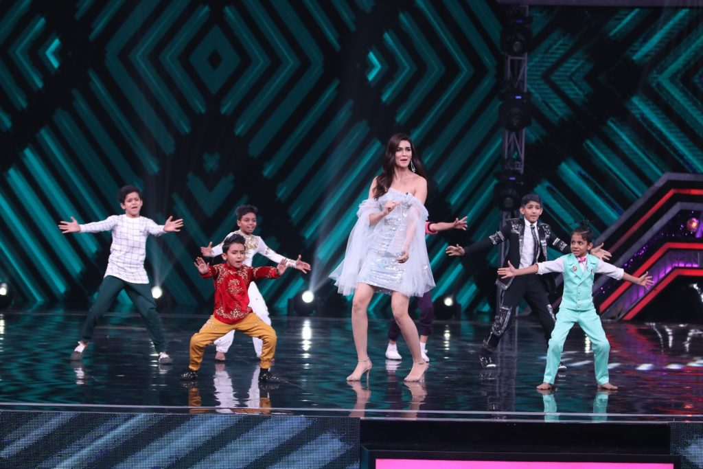 Luka Chuppi stars Kartik Aaryan and Kriti Sanon on Super Dancer Chapter 3 - 8