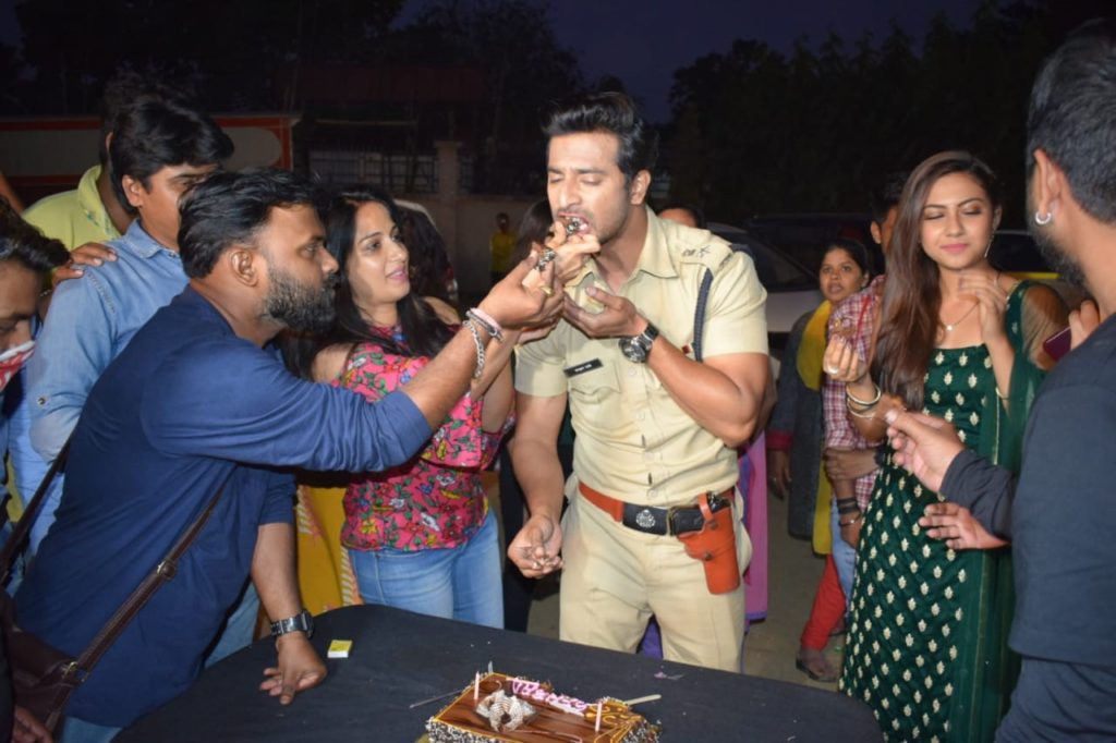 Sehban Azim’s birthday celebrations on the sets of Tujhse Hai Raabta - 4