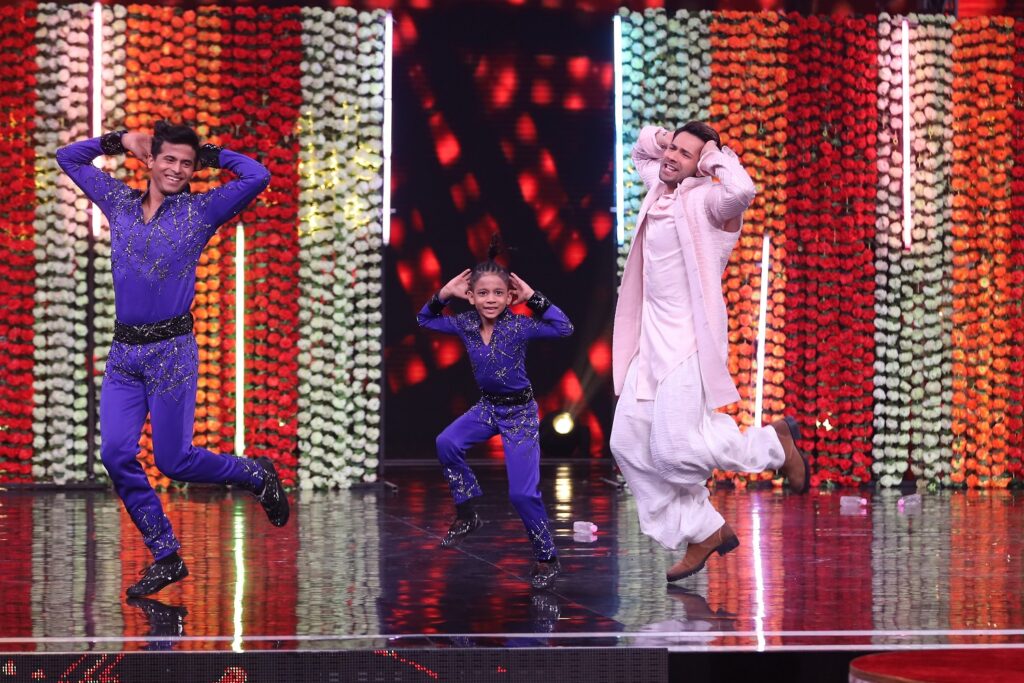 Kalank star cast graces Super Dancer Chapter 3 - 9