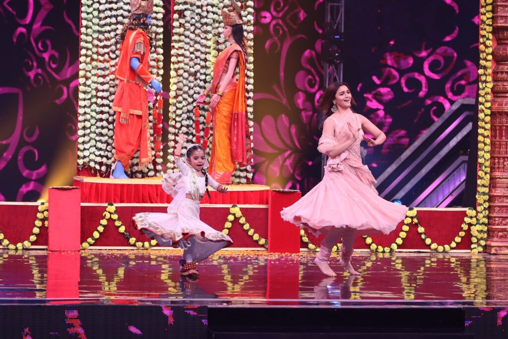 Kalank star cast graces Super Dancer Chapter 3 - 0