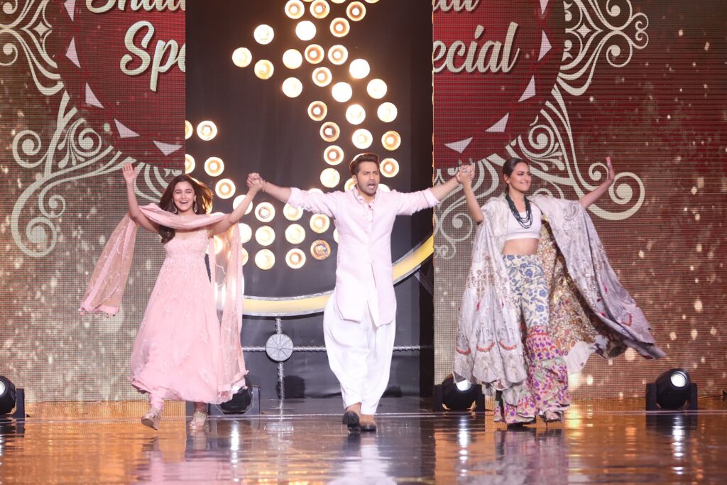 Kalank star cast graces Super Dancer Chapter 3 - 3