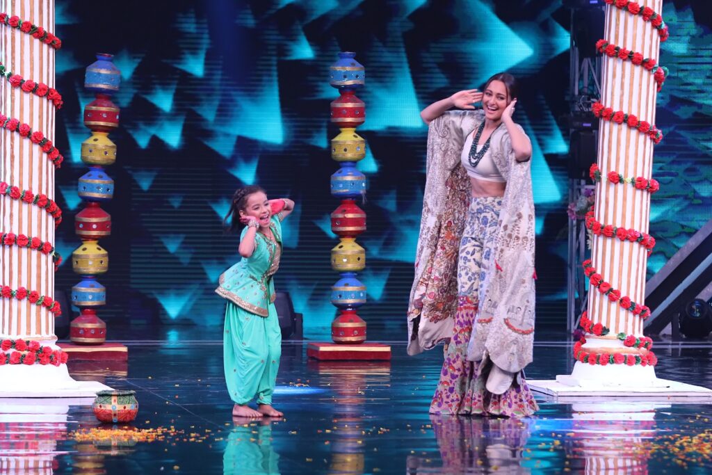 Kalank star cast graces Super Dancer Chapter 3 - 6