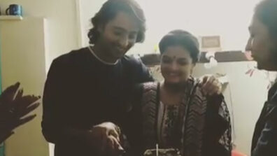 Shaheer Sheikh and Chaitrali Gupte’s birthday celebaration on Yeh Rishtey Hain Pyaar Ke set