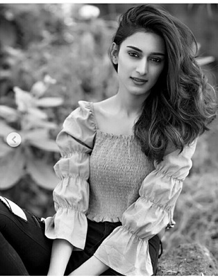 4 reasons why your perfect girl crush should be Erica Fernandes!