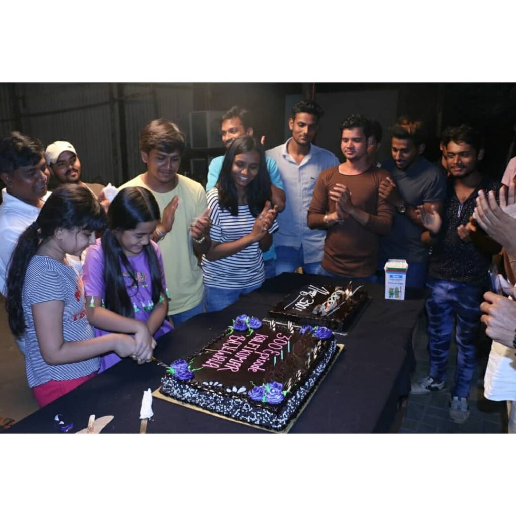 Kulfi Kumar Bajewala team celebrates 300 episodes completion - 2