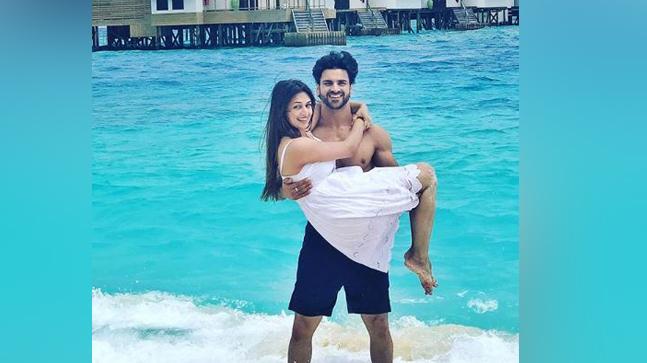 Divyanka Tripathi And Vivek Dahiya’s CUTE FLIRT Moment That Caught On Camera - 9