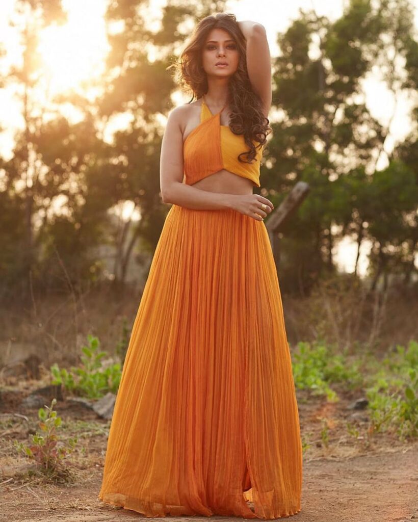 Only TV fashionista Jennifer Winget can carry out these daring outfits - 3