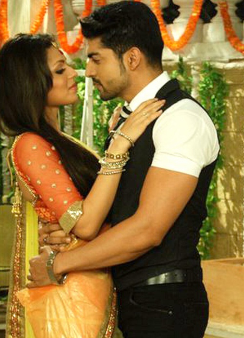 Geet is back on TV: Check out some romantic moments of Geet and Maan - 5