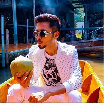 Handsome hunk Amol Parashar here to instantly brighten your day 6