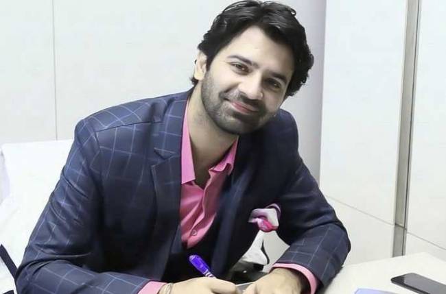 Iss Pyar Ko Kya Naam Doon actor Barun Sobti’s dashing looks in suits - 4