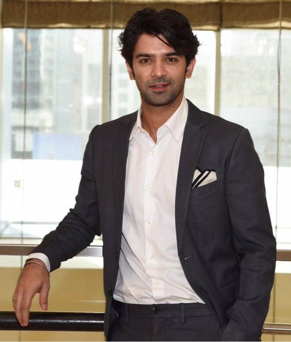 Iss Pyar Ko Kya Naam Doon actor Barun Sobti’s dashing looks in suits - 5