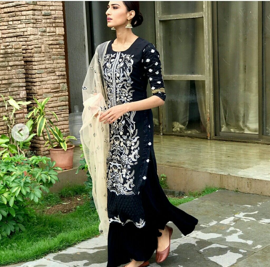 Kasautii Zindagi Kay’s actor Erica Fernandes’s love for ethnic wear - 5