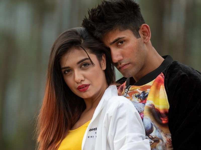 Varun Sood and Divya Agarwal are the new style icons in town - 5