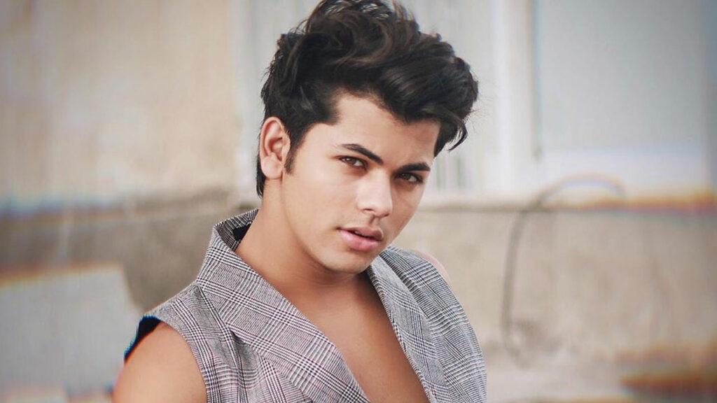 Yoga helps balance your body rhythm and keeps you calm mentally: Siddharth Nigam on #YogaDay2019