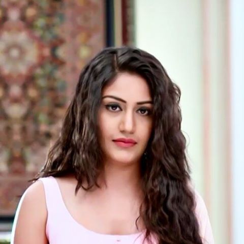 Let’s see if you truly love Surbhi Chandna by taking this quiz - 5