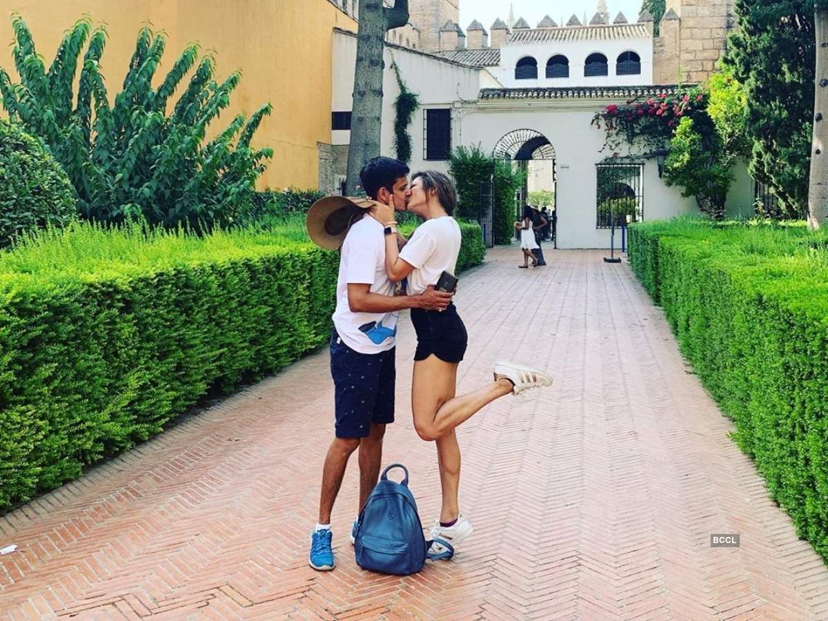 Drashti Dhami and her husband are giving major vacation vibes 4