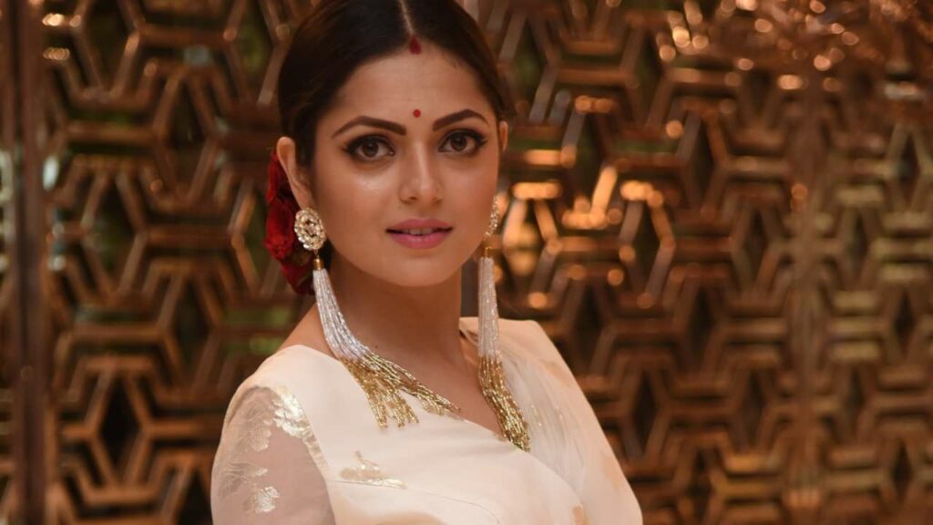 Drashti Dhami slays in Indian avatar  - 4