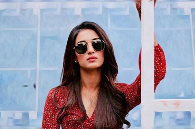 Erica Fernandes’ eye-catching looks! 2