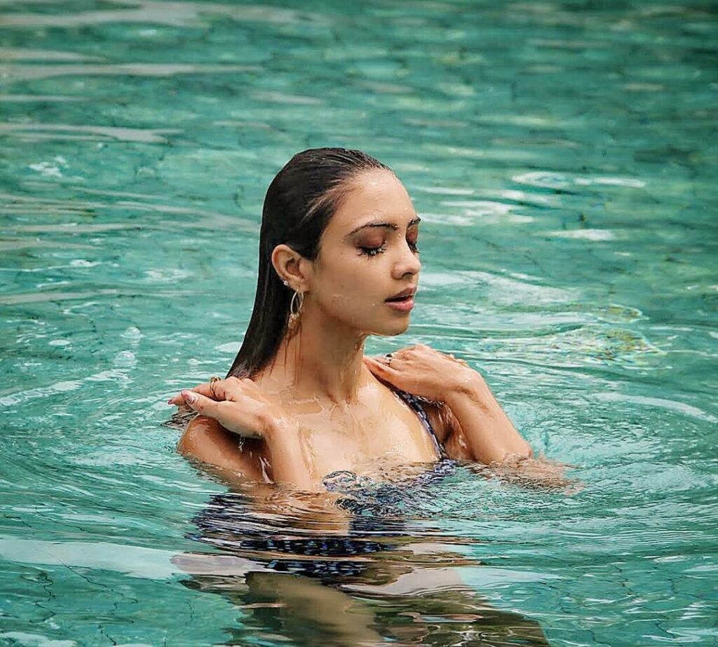 Kasautii Zindagii Kay actress Pooja Banerjee’s swim looks! - 3