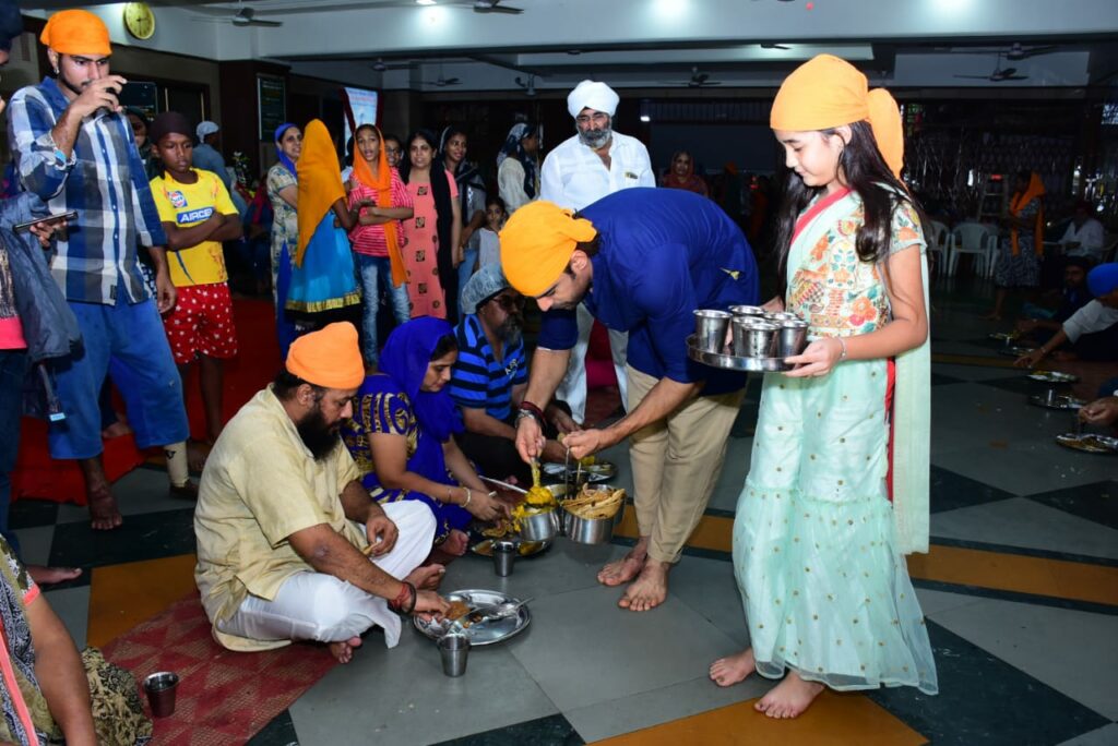 Kulfi Kumar Bajewala: Sikandar and Kulfi cute moments at the Gurudwara - 0