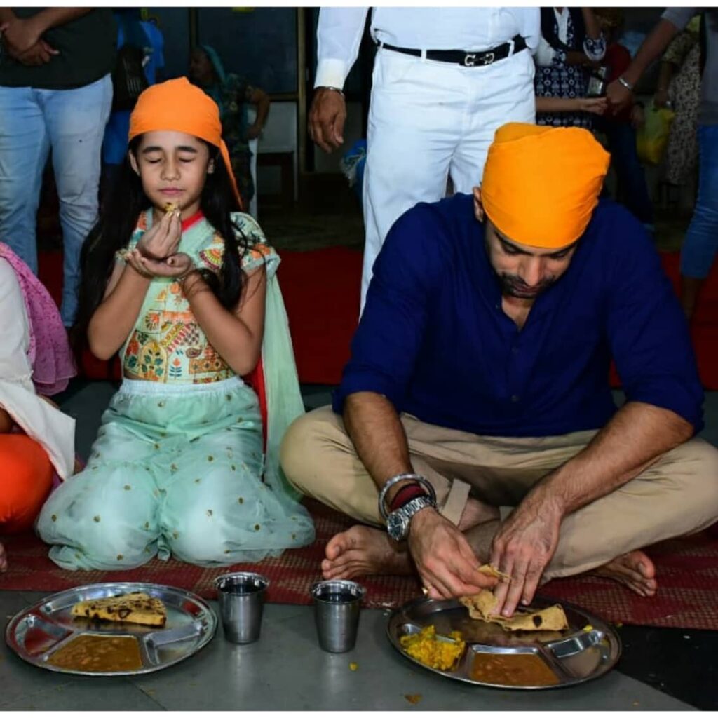 Kulfi Kumar Bajewala: Sikandar and Kulfi cute moments at the Gurudwara - 1