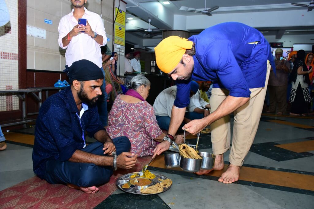 Kulfi Kumar Bajewala: Sikandar and Kulfi cute moments at the Gurudwara - 6