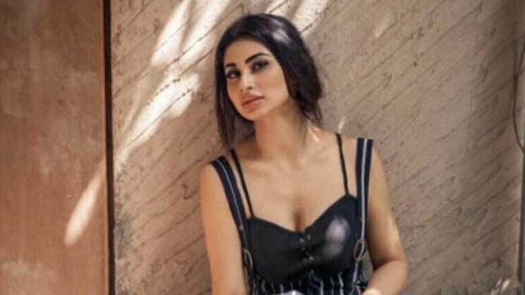 [Photos] Hot and happening: Mouni Roy 6