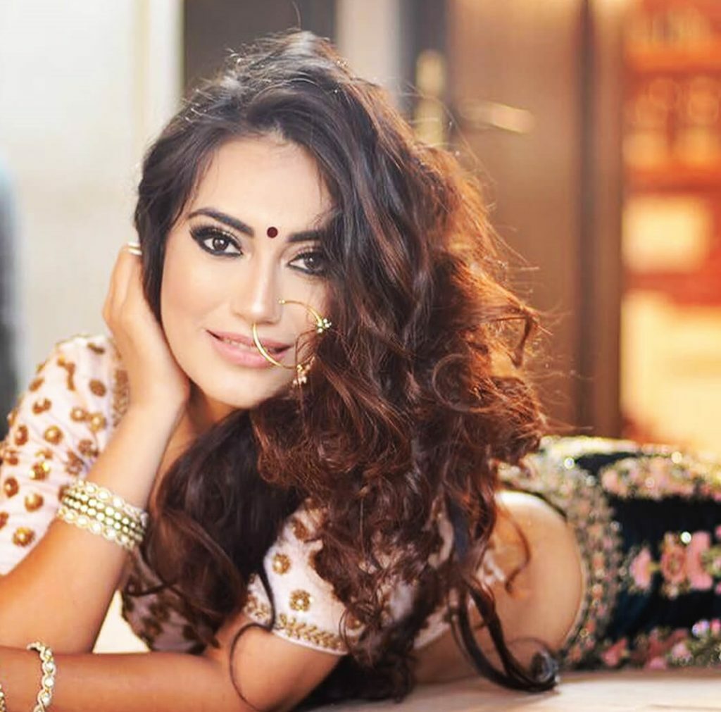 Fashion inspiration that we get from this bindi look of Surbhi Jyoti - 3