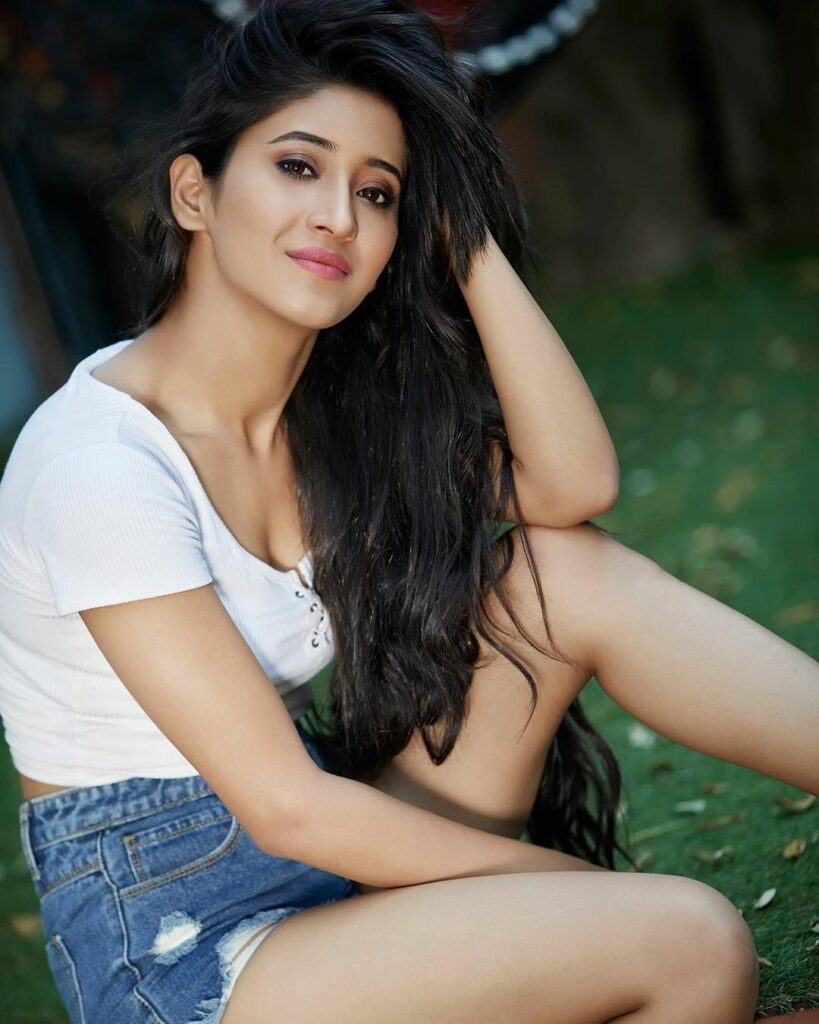 Shivangi Joshi and her stylish hairstyles - 4