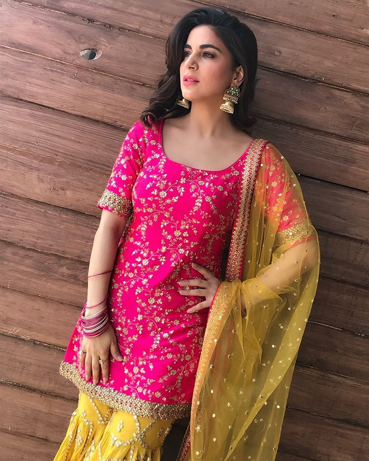 Shraddha Arya’s hot and happening looks - 6