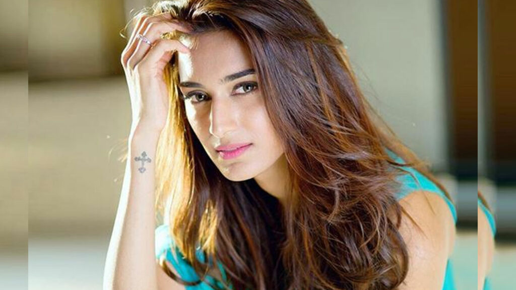 These pictures of Erica Fernandes prove that she is one TV hottie