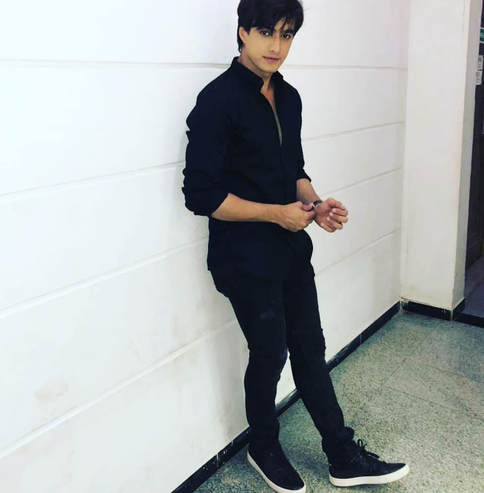 Yeh Rishta Kya Kehlata Hai: Mohsin Khan looks dashing in Black - 3