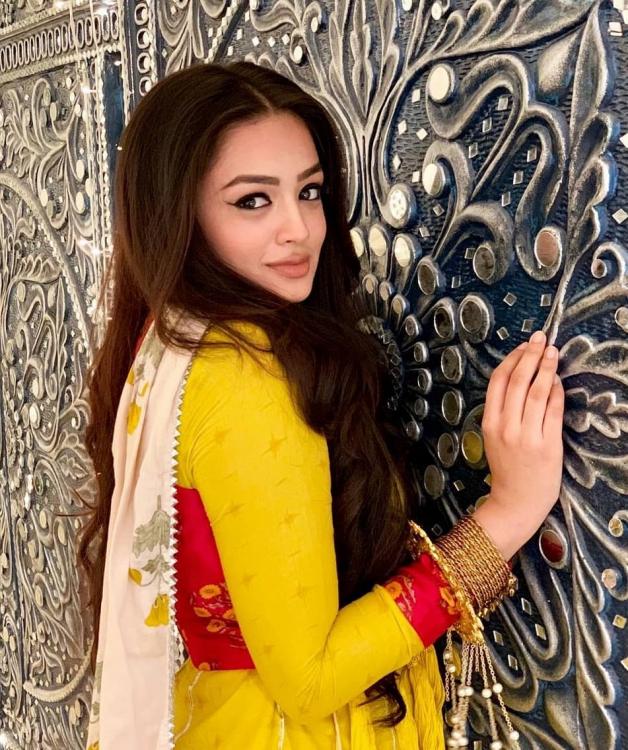 Bahu Begum Actress Samiksha Jaiswal’s ethnic avatar! - 4