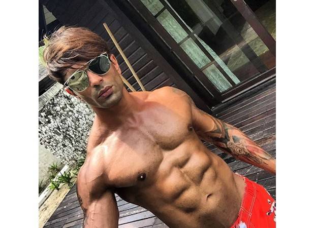 Hot moments of Karan Singh Grover to get you through the week 2