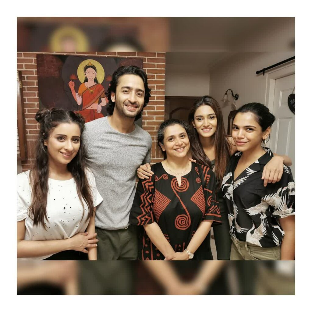 Shaheer Sheikh, Erica Fernandes celebrated on-screen mother Supriya Pilgaonkar’s birthday - 6