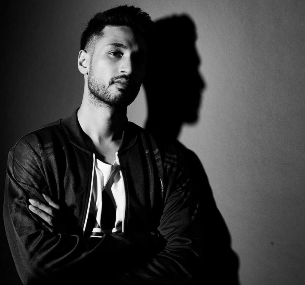 Smart and fit looks of Arjun Kanungo - 4