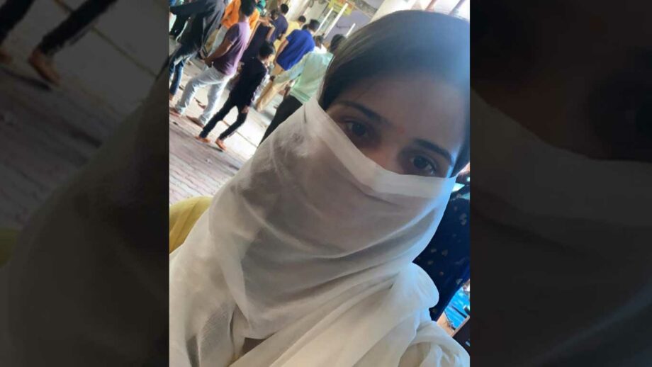 Yeh Un Dinon Ki Baat Hai actress Ashi Singh hides her face in the temple