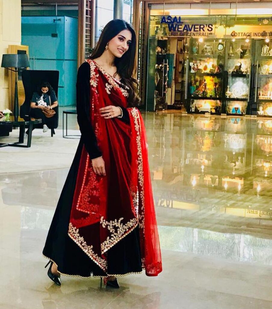 All the times when Erica Fernandes gave fashion goals in Kasautii Zindagii Kay - 7