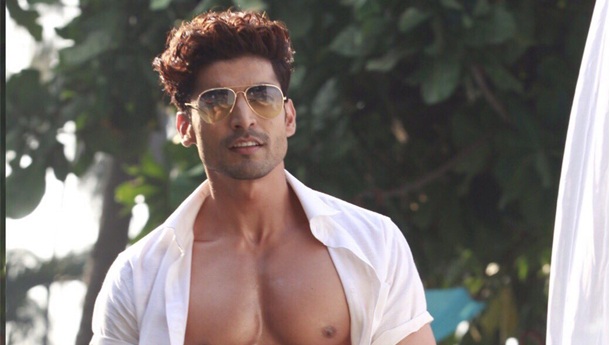 Attention Ladies! Season’s Greetings' Gurmeet Choudhary is an absolute hottie 1