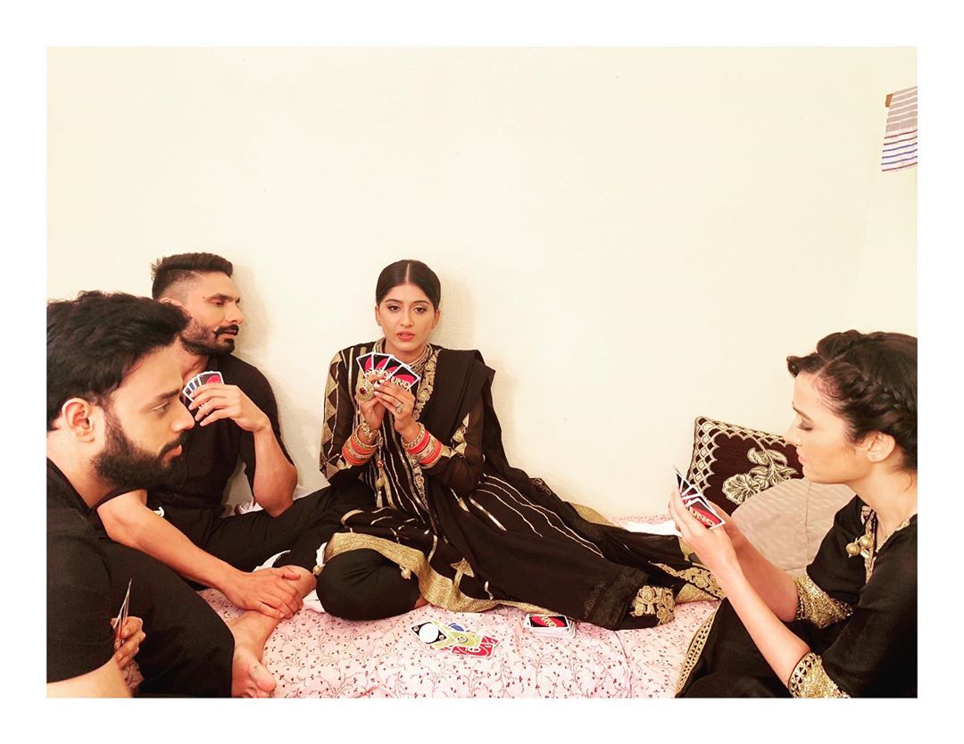 Choti Sarrdaarni actors Nimrit, Amal, Abhilasha enjoy a fun game of UNO on set 1